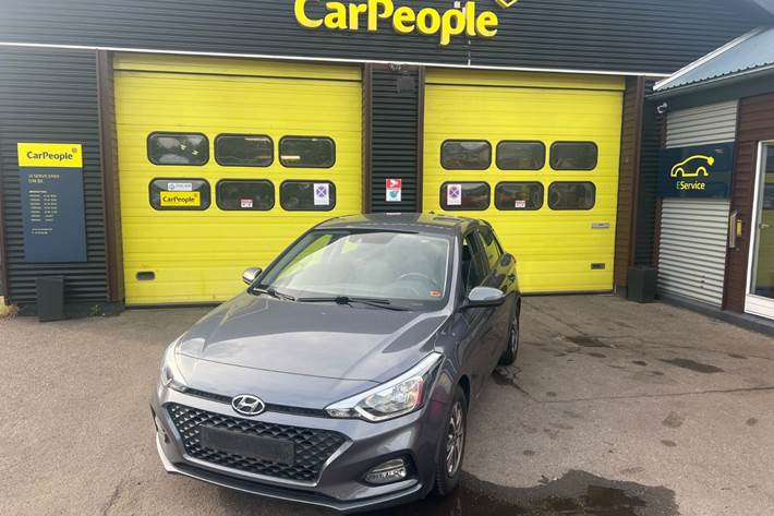 Grå Hyundai i20 fra 2020