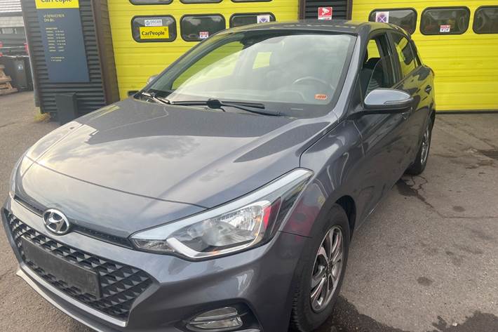 Grå Hyundai i20 fra 2020