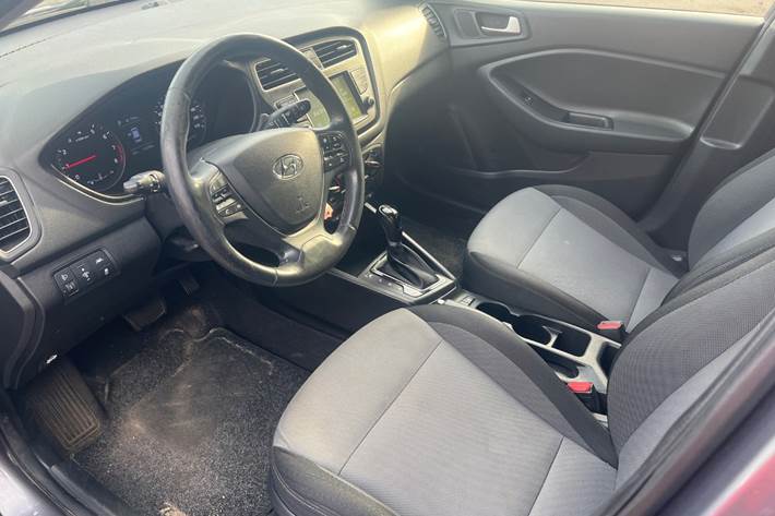 Grå Hyundai i20 fra 2020