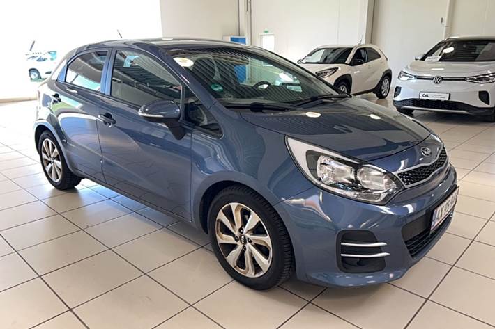 Blå Kia Rio fra 2016