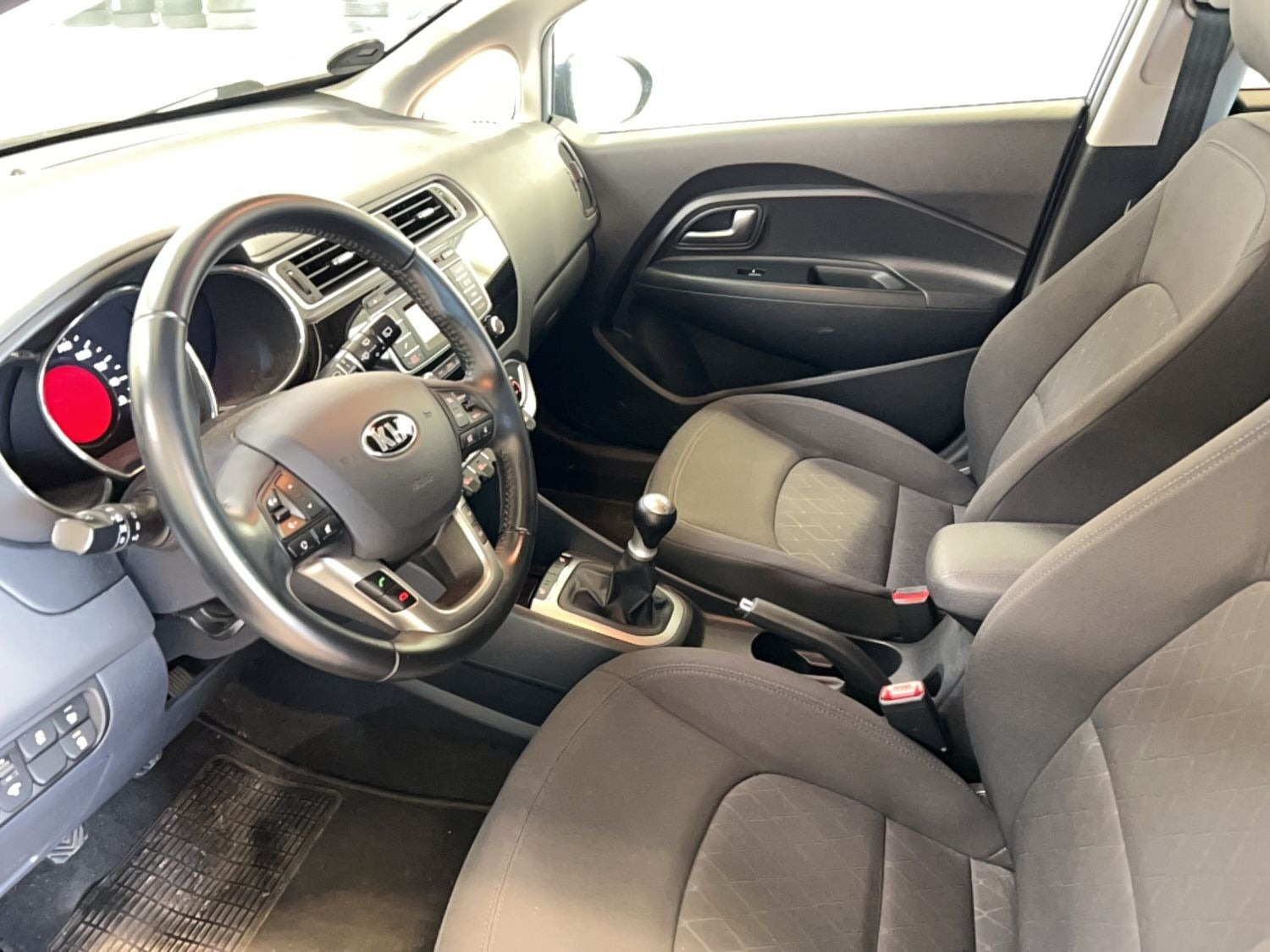 Blå Kia Rio fra 2016