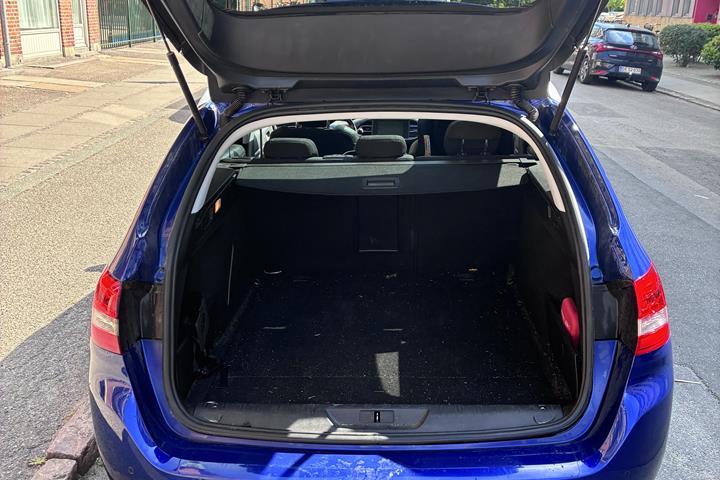 Blå Peugeot 308 fra 2020