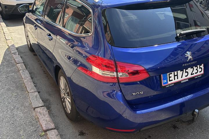 Blå Peugeot 308 fra 2020