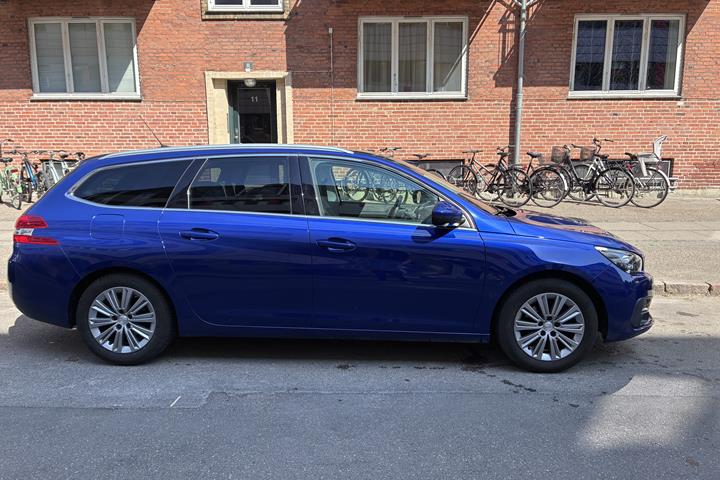Blå Peugeot 308 fra 2020
