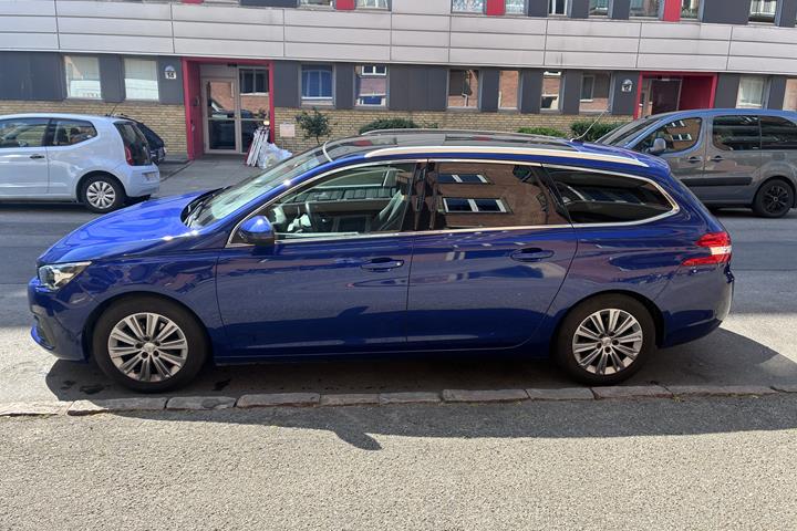 Blå Peugeot 308 fra 2020