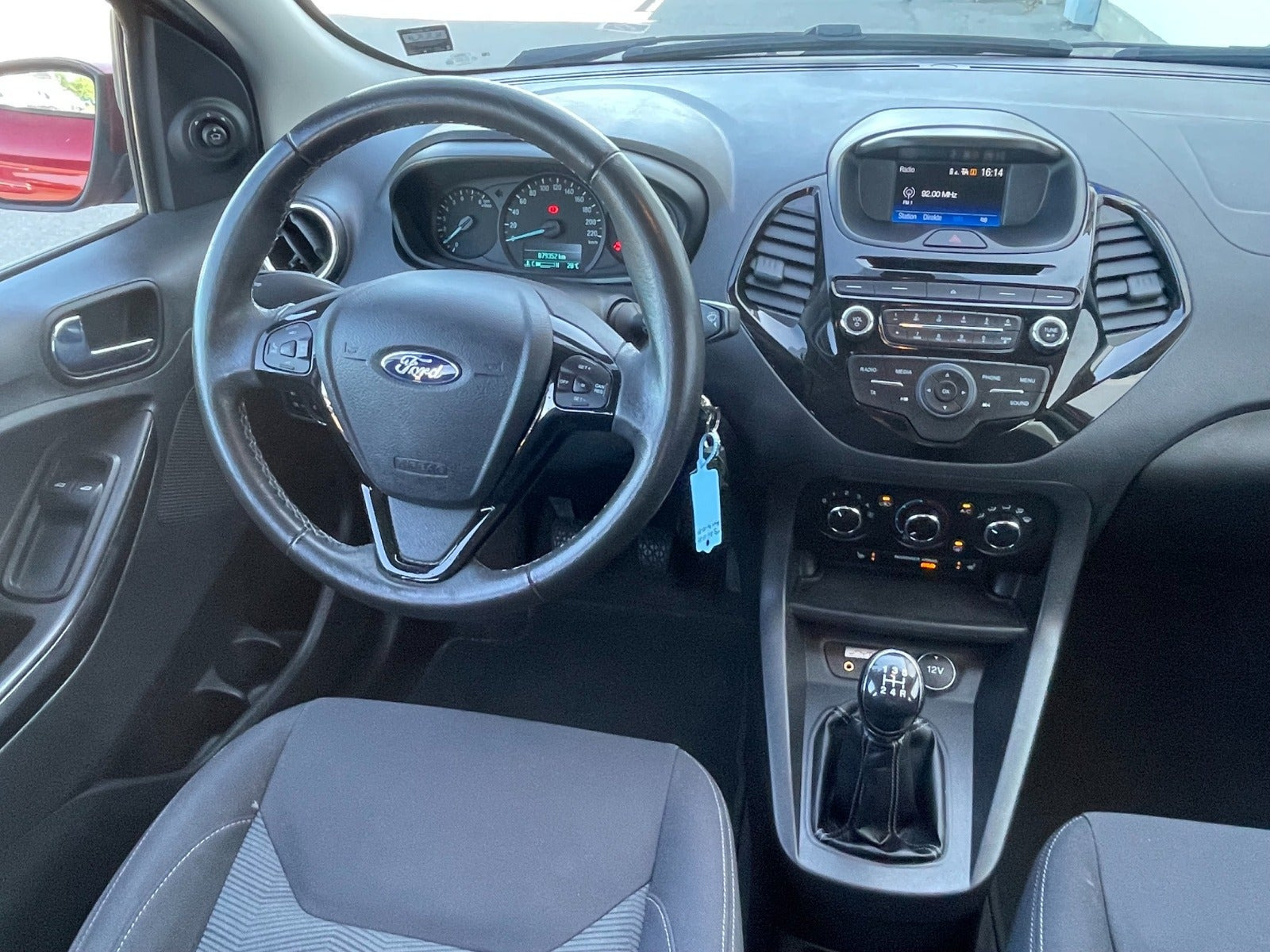 Rød Ford Ka+ fra 2016 set indefra