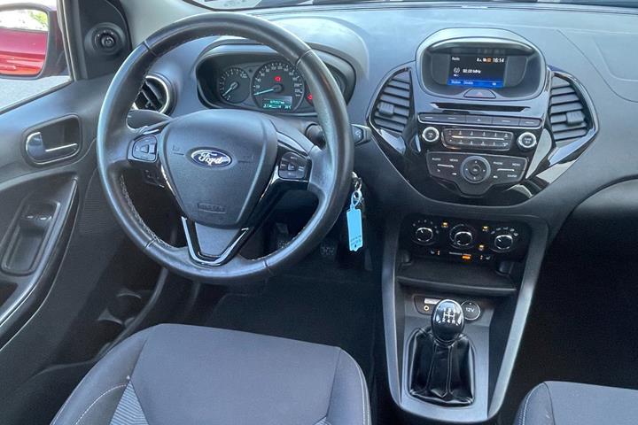 Rød Ford Ka+ fra 2016 set indefra