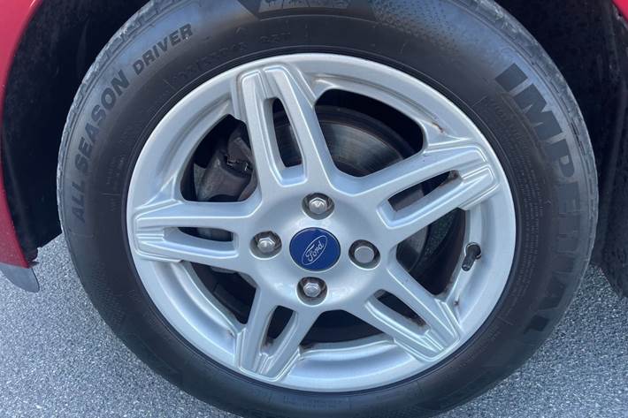 Rød Ford Ka+ fra 2016