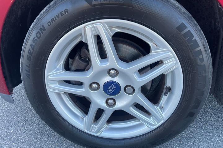 Rød Ford Ka+ fra 2016