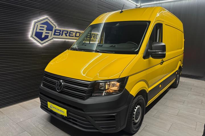 Gul VW Crafter 30 fra 2024 set udefra