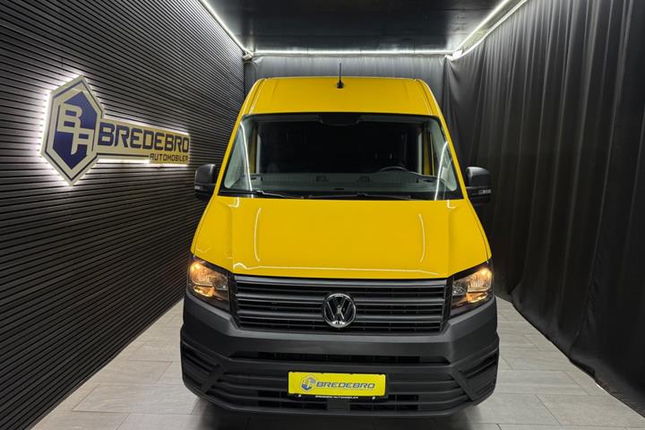 Gul VW Crafter 30 fra 2024 set udefra