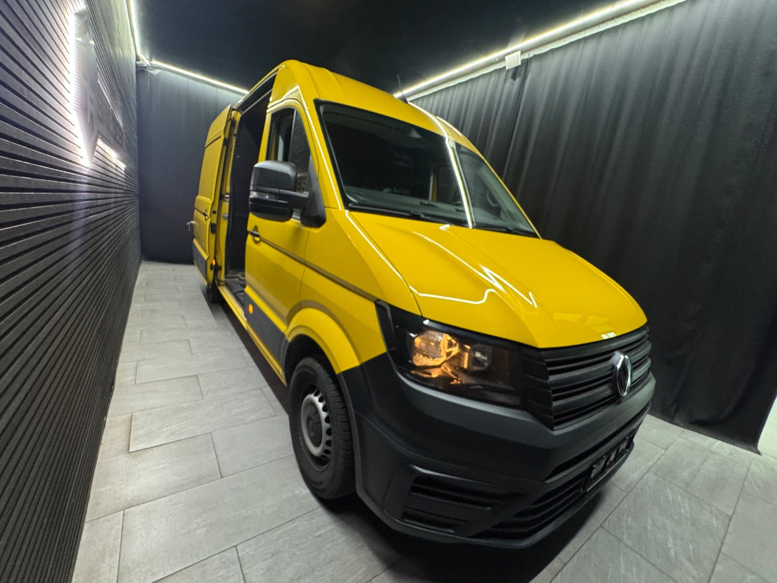 Gul VW Crafter 30 fra 2024 set udefra