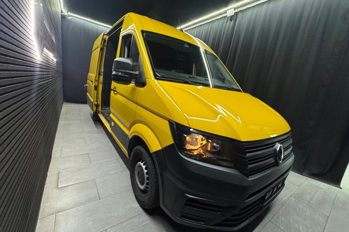 Gul VW Crafter 30 fra 2024 set udefra