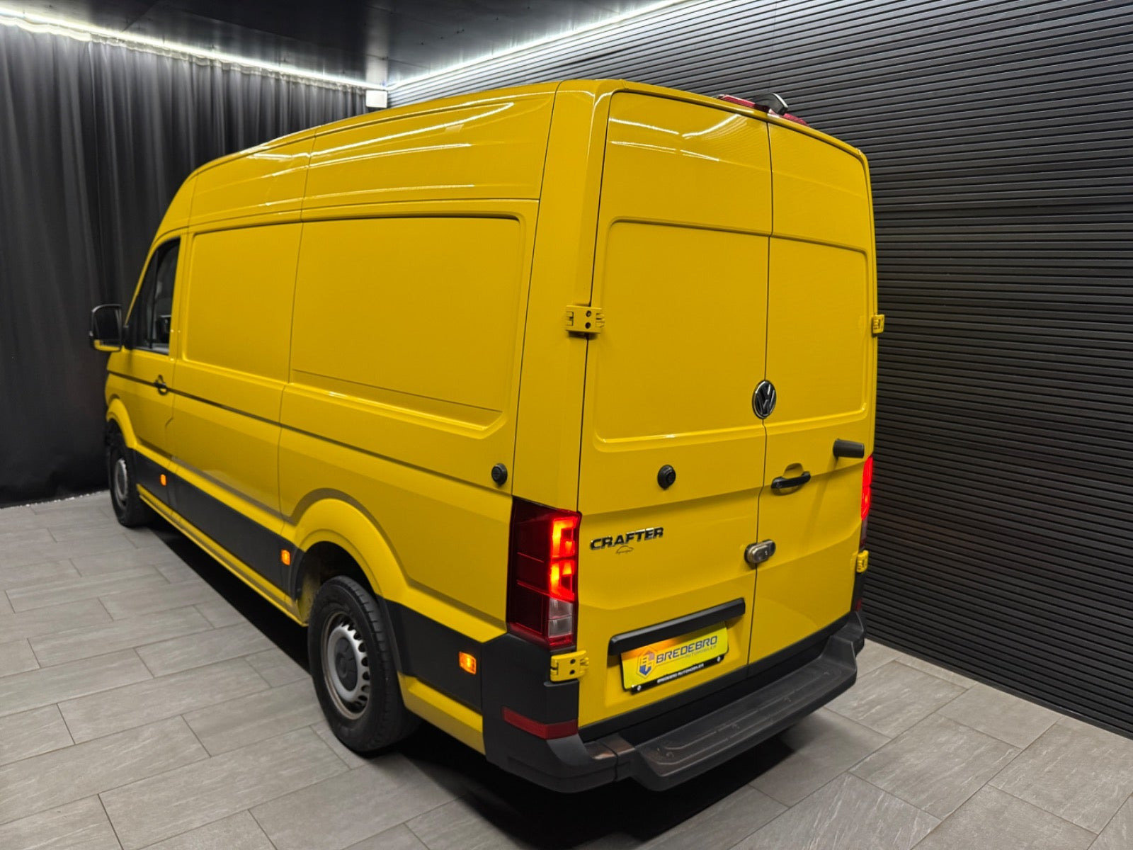 Gul VW Crafter 30 fra 2024 set udefra
