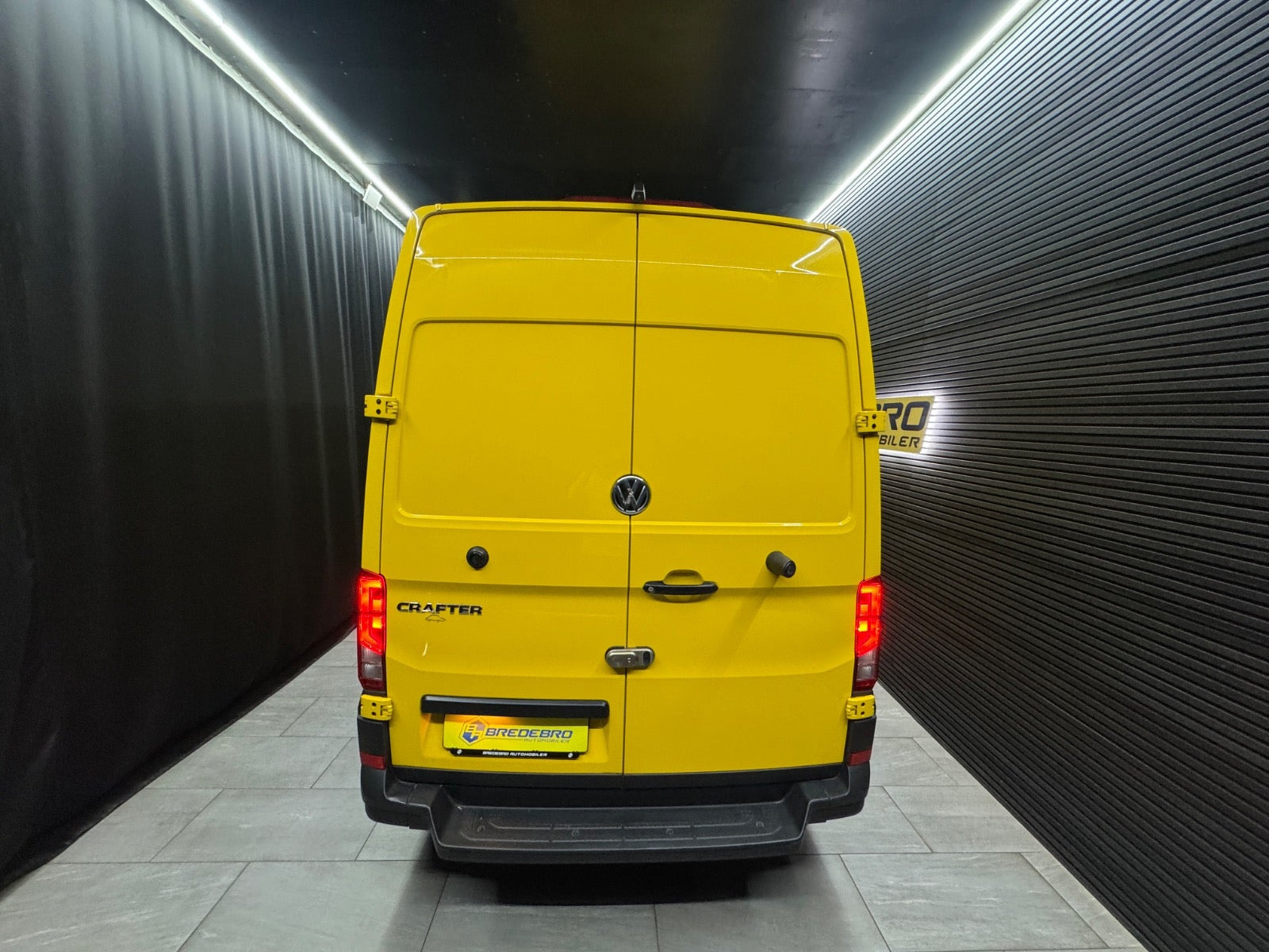 Gul VW Crafter 30 fra 2024 set udefra