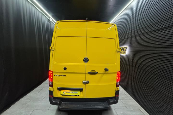 Gul VW Crafter 30 fra 2024 set udefra
