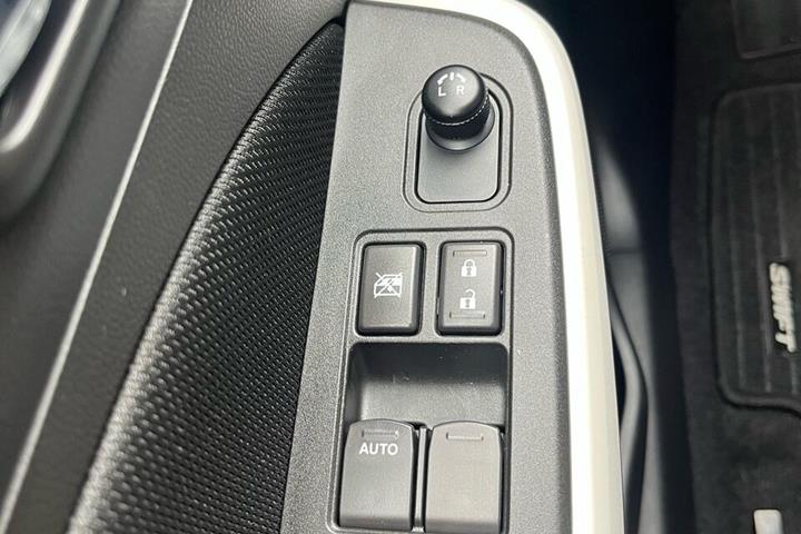 Blå Suzuki Swift fra 2022
