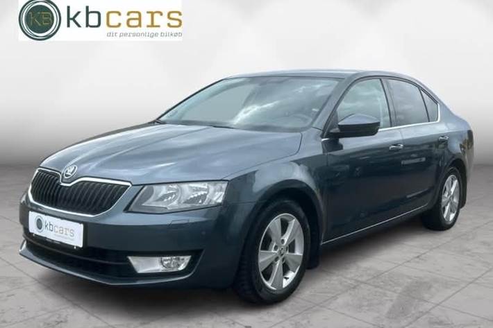 Grå Skoda Octavia fra 2015 set udefra