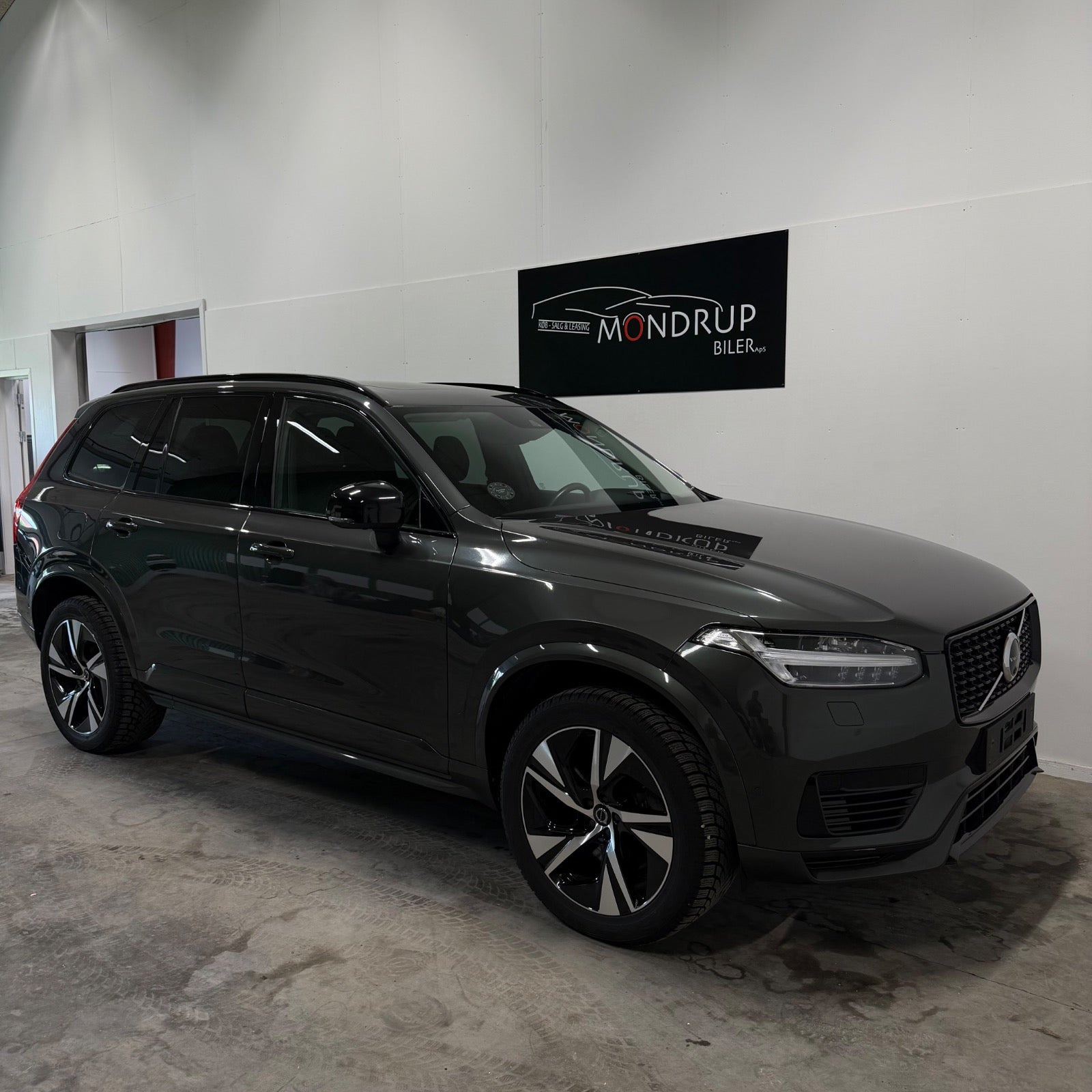 Grå Volvo XC90 fra 2021