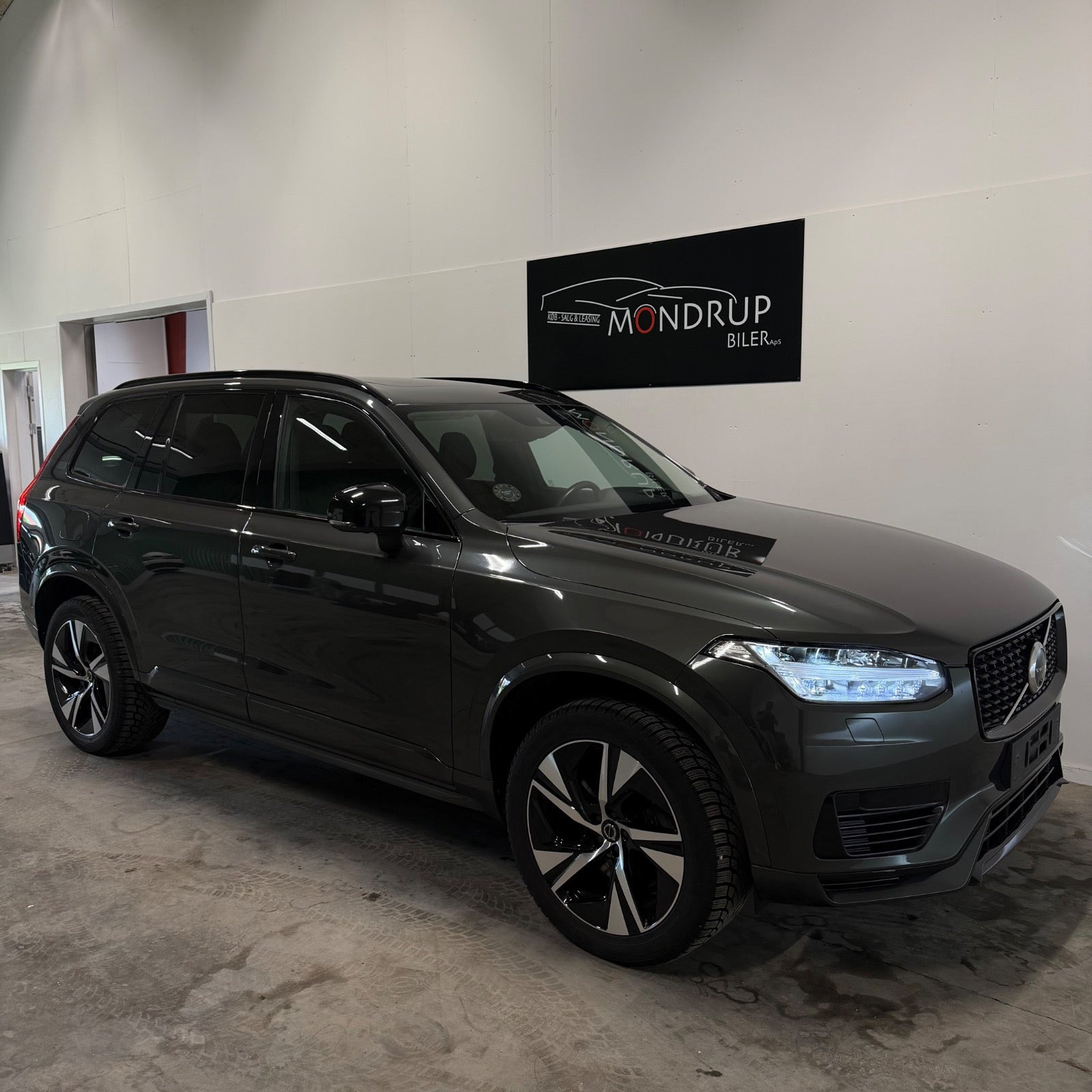 Grå Volvo XC90 fra 2021