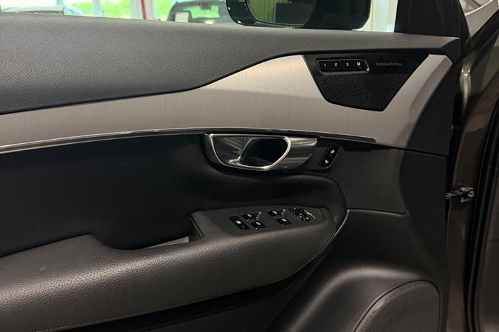Grå Volvo XC90 fra 2021