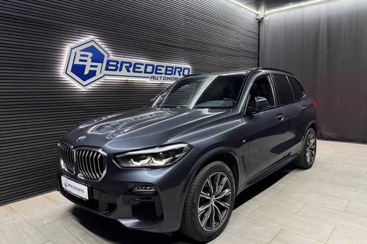 Grå BMW X5 fra 2018 set udefra