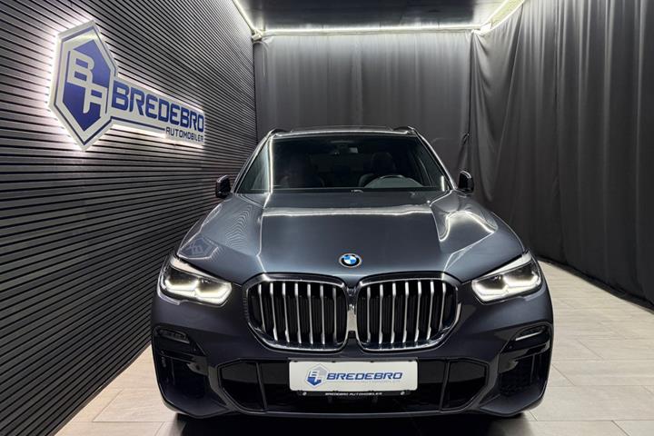 Grå BMW X5 fra 2018