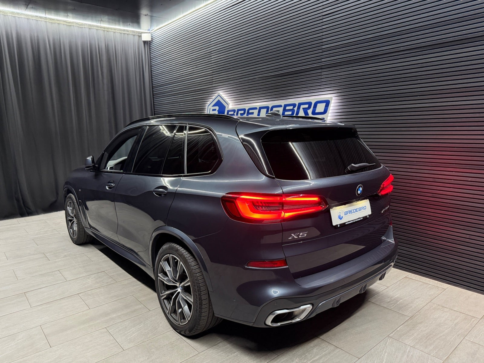 Grå BMW X5 fra 2018