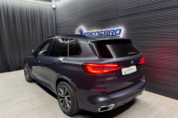 Grå BMW X5 fra 2018