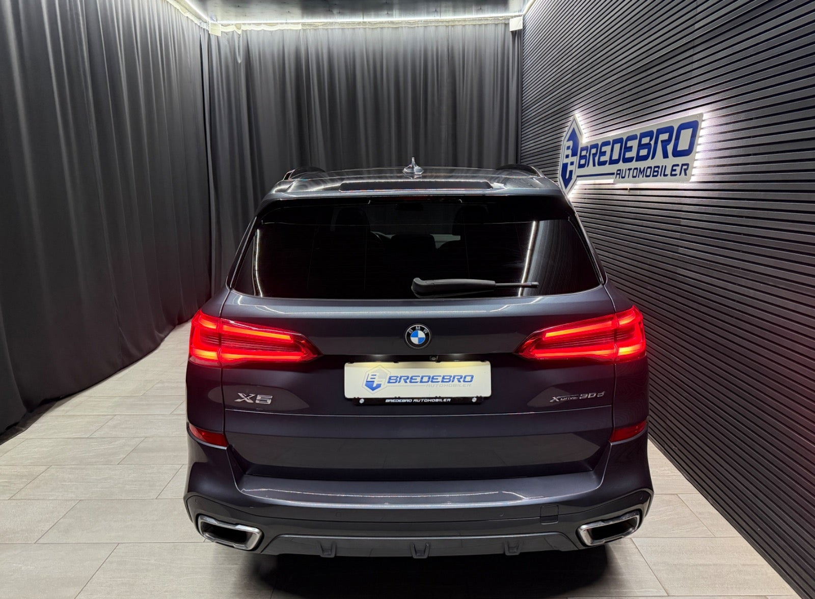 Grå BMW X5 fra 2018