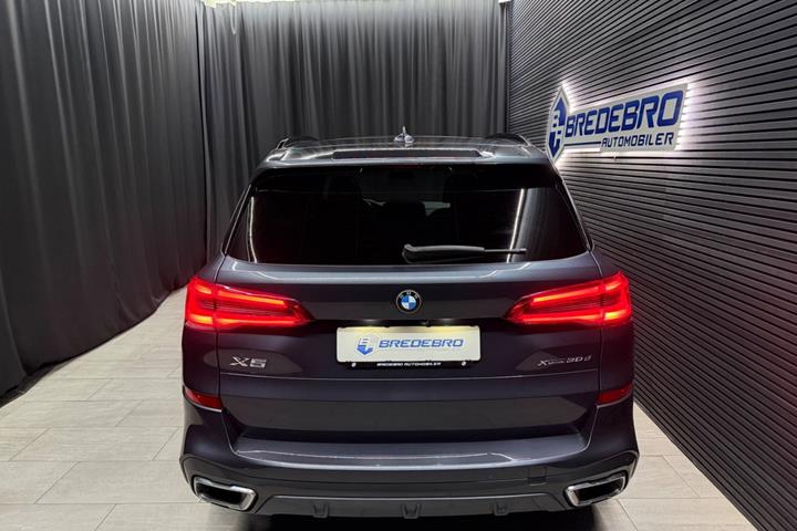 Grå BMW X5 fra 2018
