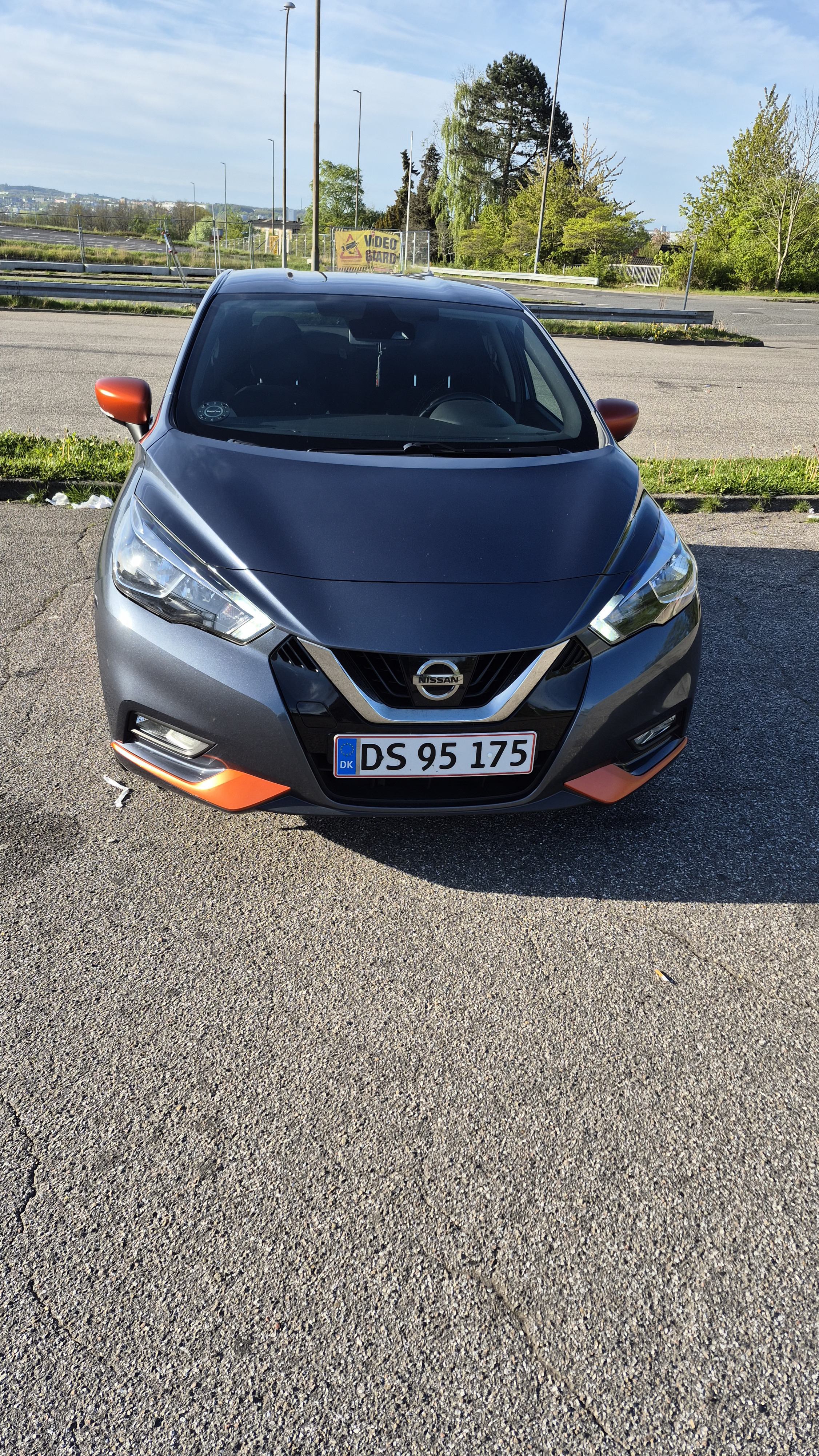 Grå Nissan Micra fra 2018