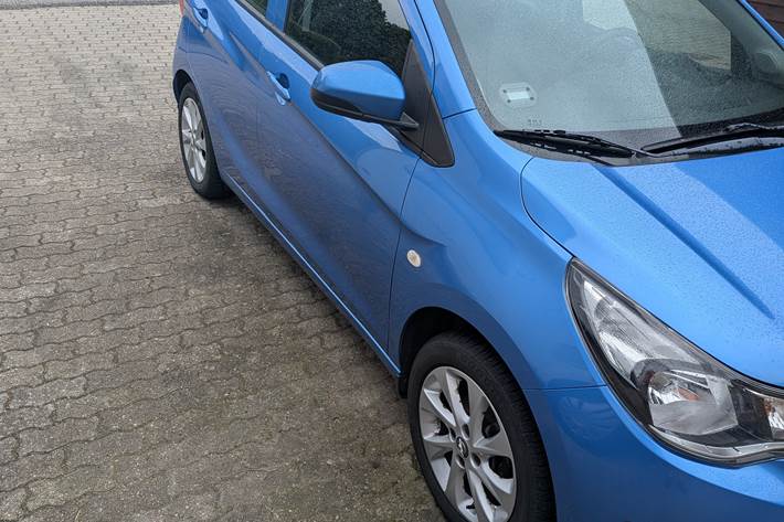 Blå Opel Karl fra 2015