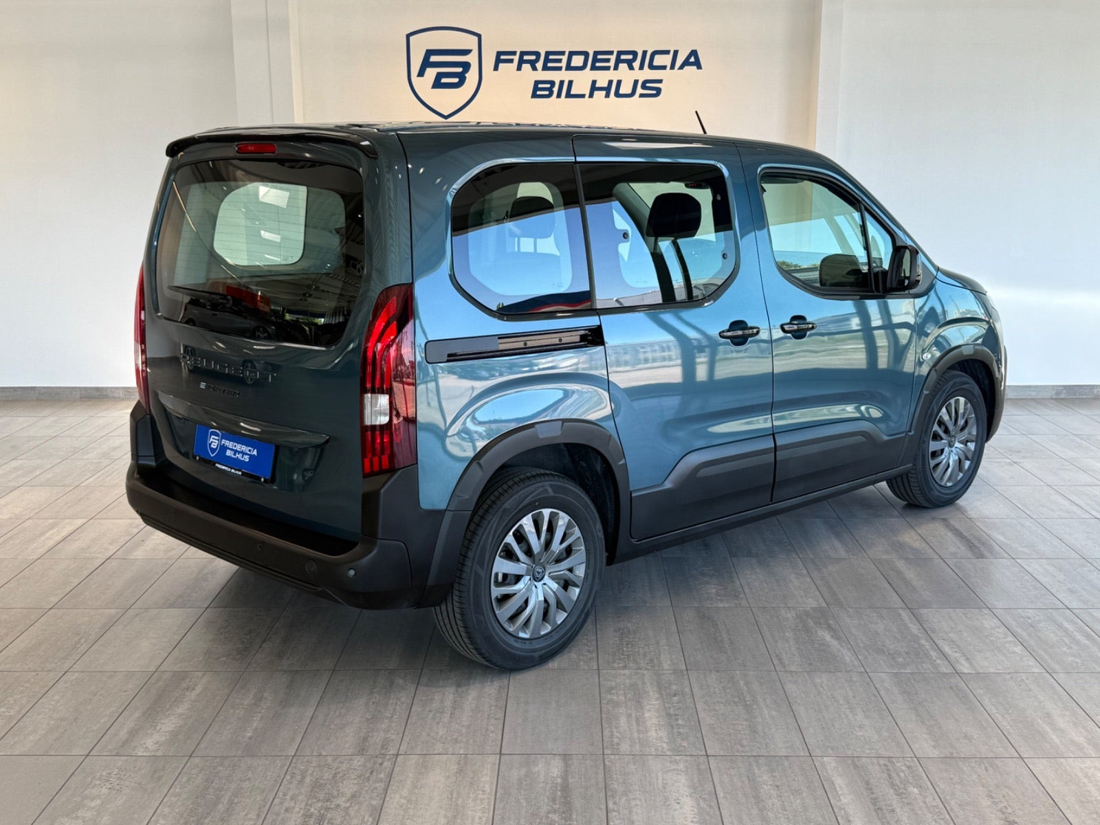 Blå Peugeot e-Rifter fra 2025