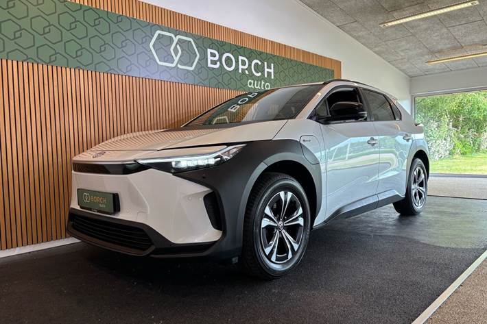 Hvid Toyota BZ4X fra 2024 set udefra