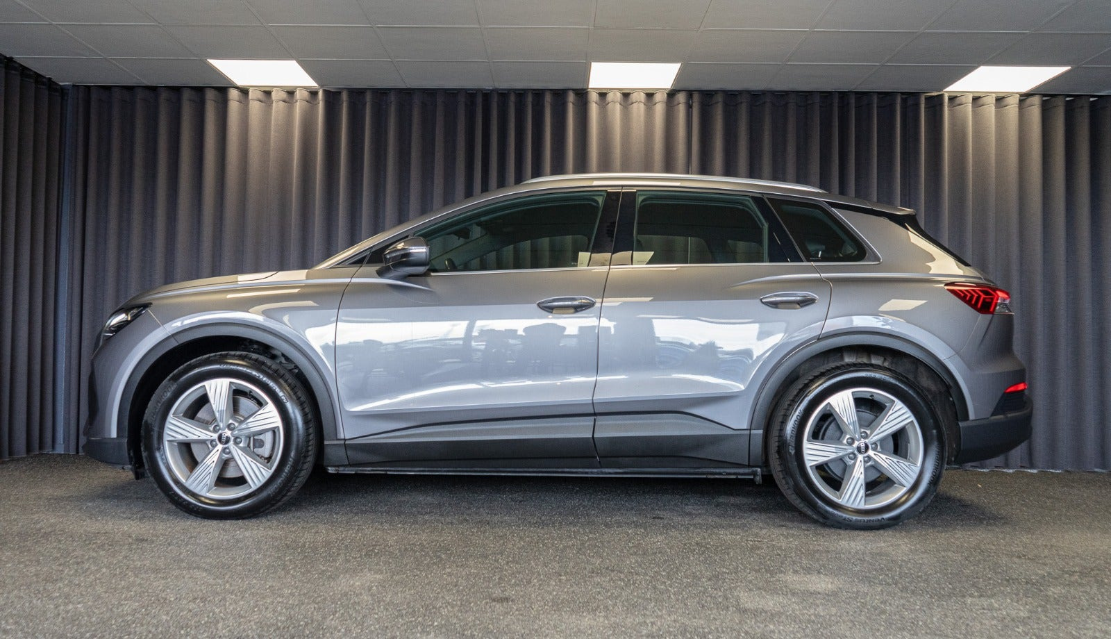 Grå Audi Q4 e-tron fra 2024