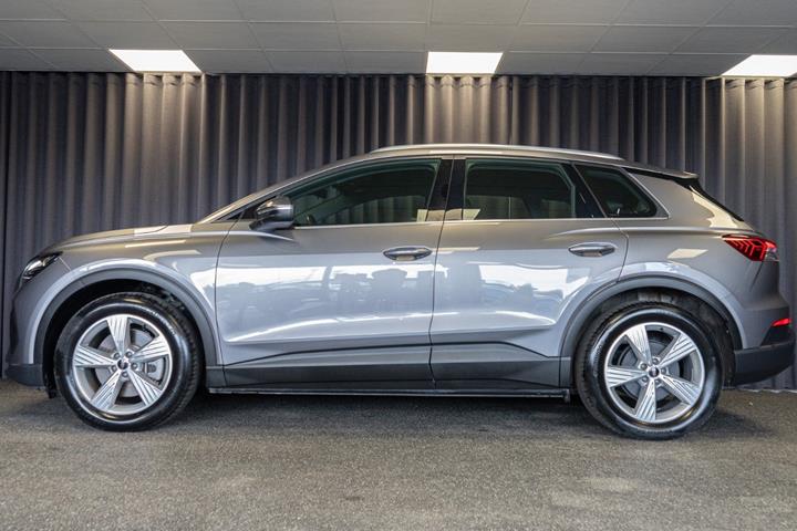 Grå Audi Q4 e-tron fra 2024