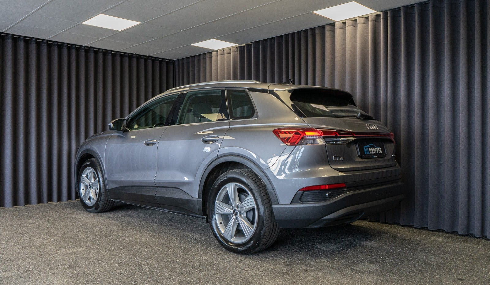 Grå Audi Q4 e-tron fra 2024