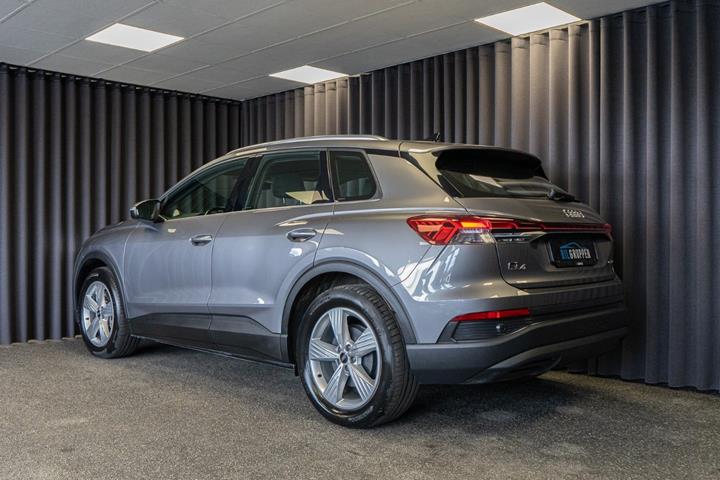 Grå Audi Q4 e-tron fra 2024