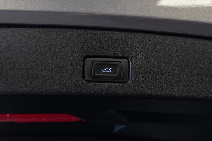 Grå Audi Q4 e-tron fra 2024
