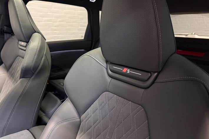 Sort Audi Q6 e-tron fra 2026