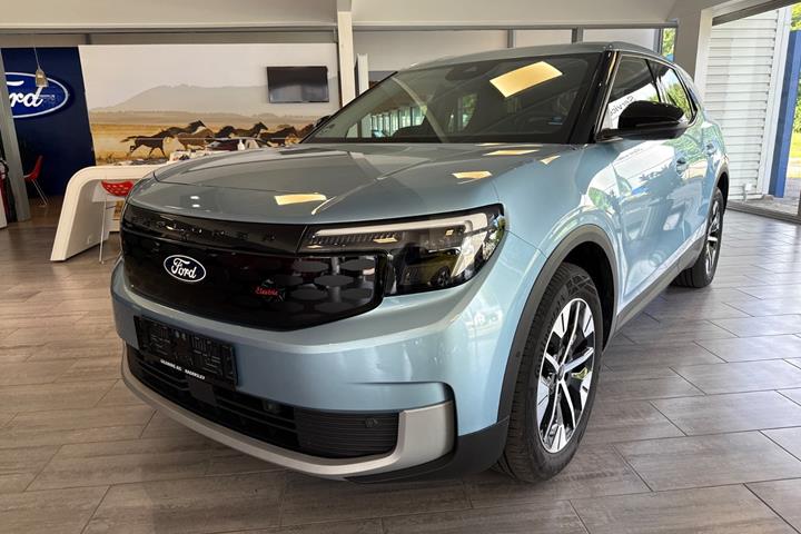 Blå Ford Explorer fra 2025 set udefra