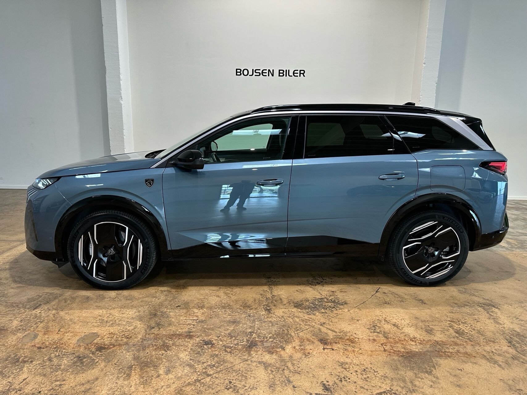 Blå Peugeot e-5008 fra 2025