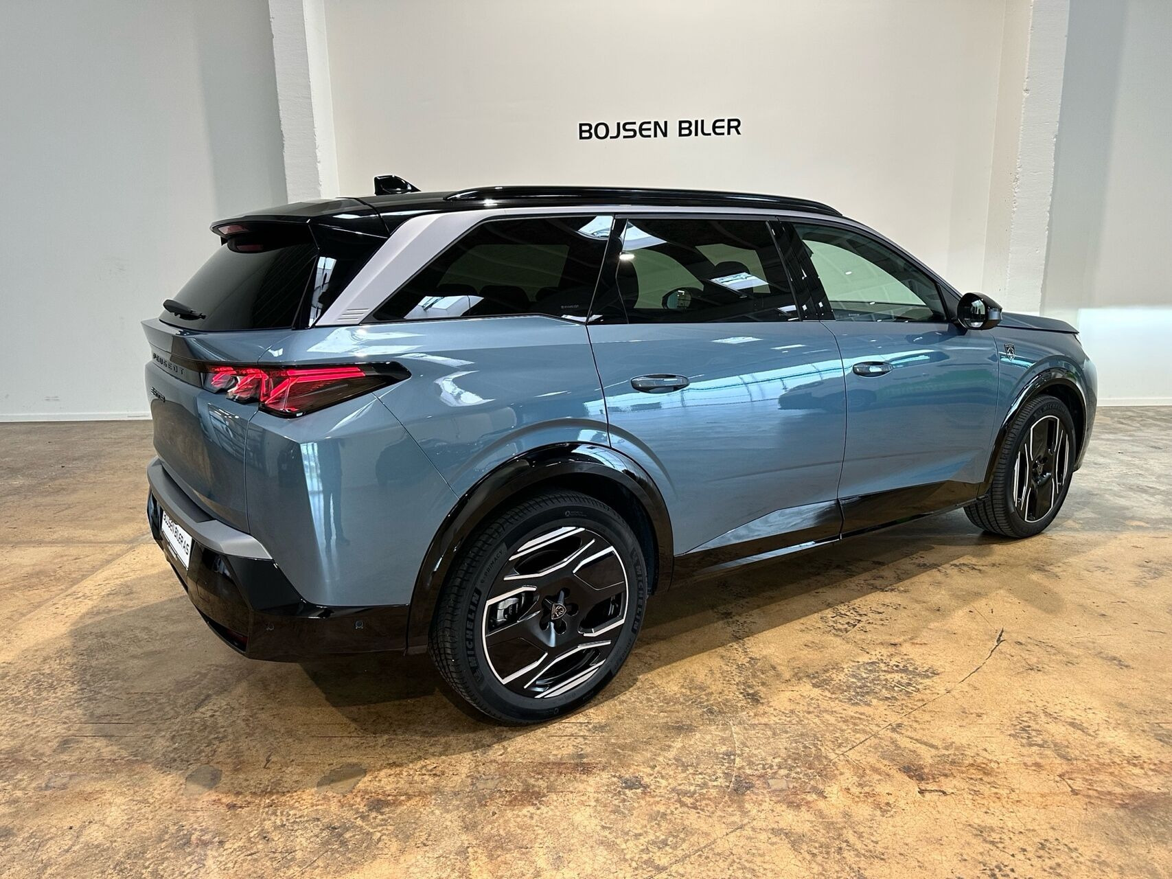 Blå Peugeot e-5008 fra 2025