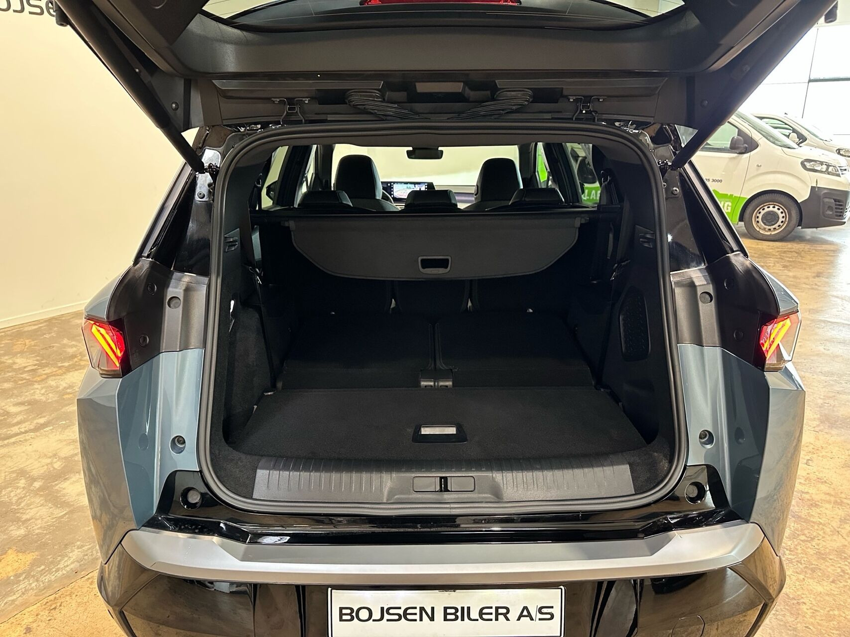 Blå Peugeot e-5008 fra 2025