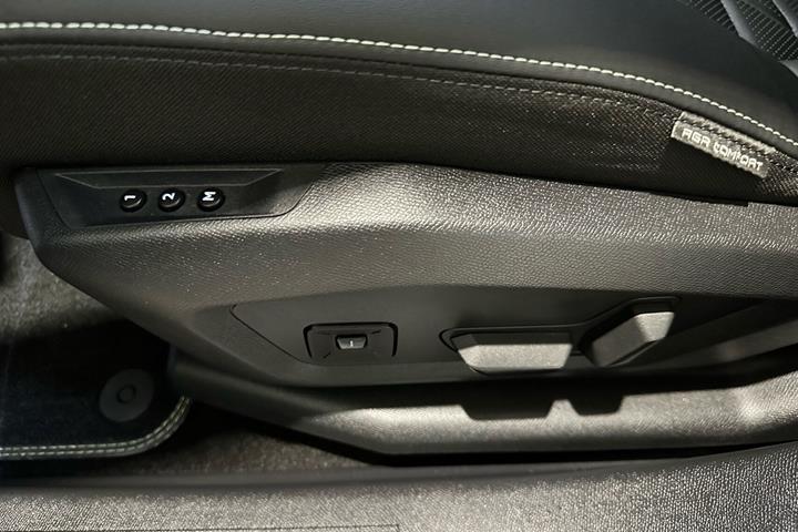 Blå Peugeot e-5008 fra 2025