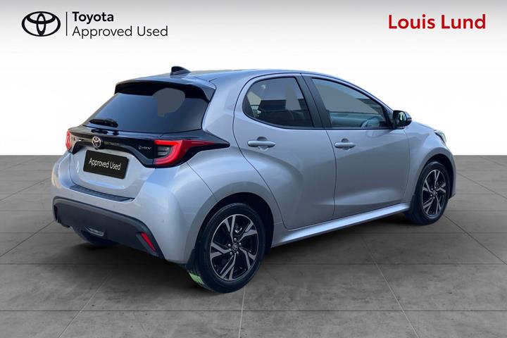 Sølv Toyota Yaris fra 2025