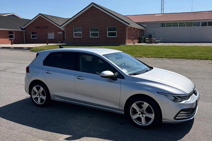 Sølv VW Golf VIII fra 2021