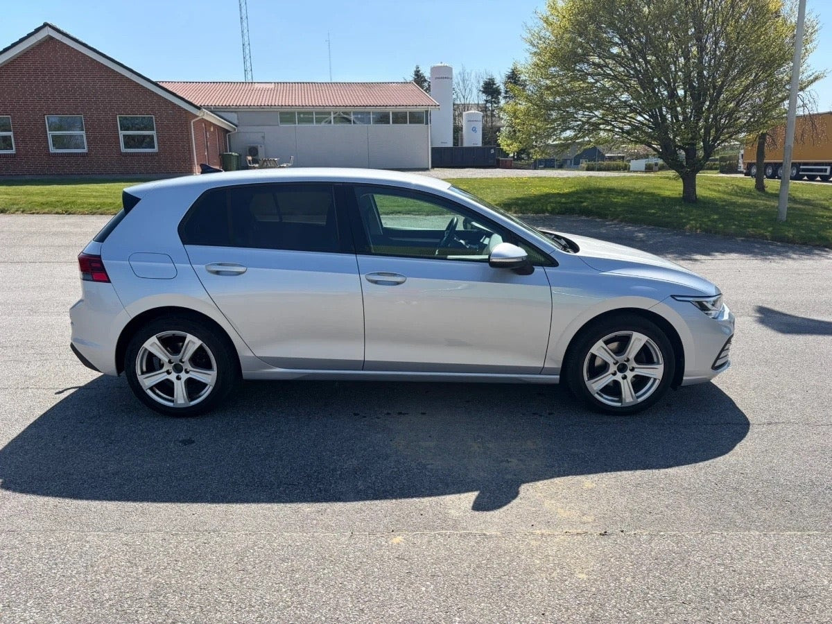 Sølv VW Golf VIII fra 2021