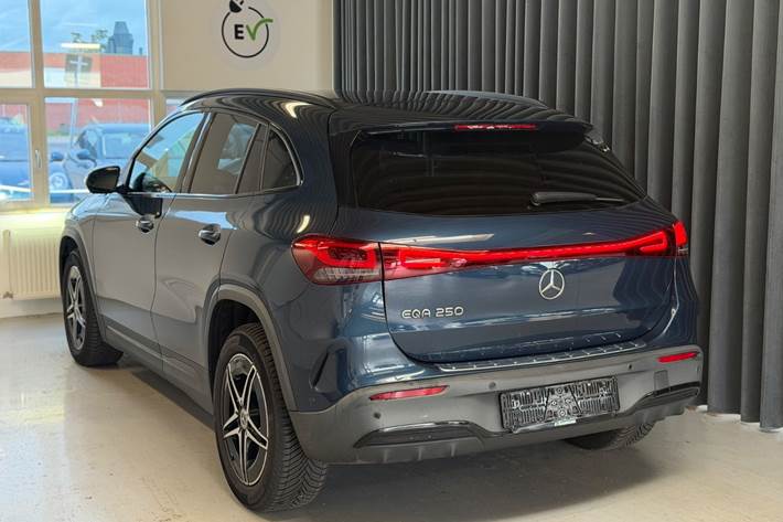 Blå Mercedes EQA250 fra 2021